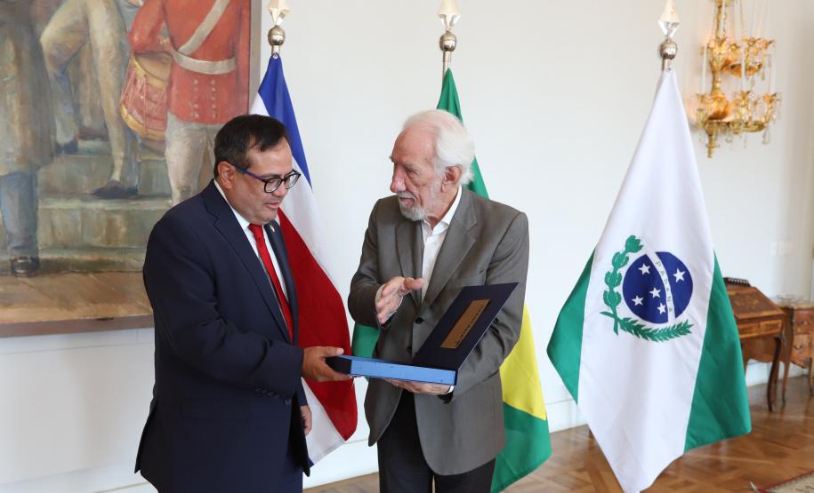 Notícia - Piana apresenta a embaixador da Costa Rica bons resultados na educação e no turismo