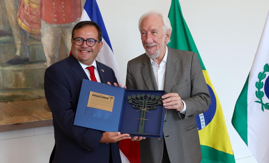 Notícia - Piana apresenta a embaixador da Costa Rica bons resultados na educação e no turismo
