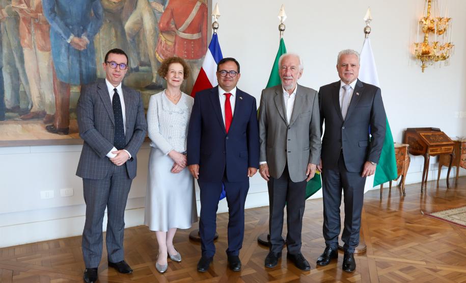 Notícia - Piana apresenta a embaixador da Costa Rica bons resultados na educação e no turismo