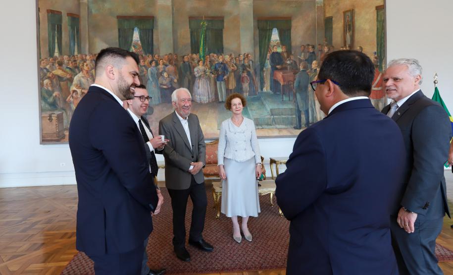 Notícia - Piana apresenta a embaixador da Costa Rica bons resultados na educação e no turismo