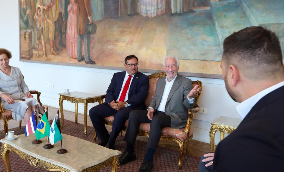 Notícia - Piana apresenta a embaixador da Costa Rica bons resultados na educação e no turismo