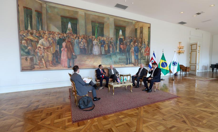 Notícia - Piana apresenta a embaixador da Costa Rica bons resultados na educação e no turismo