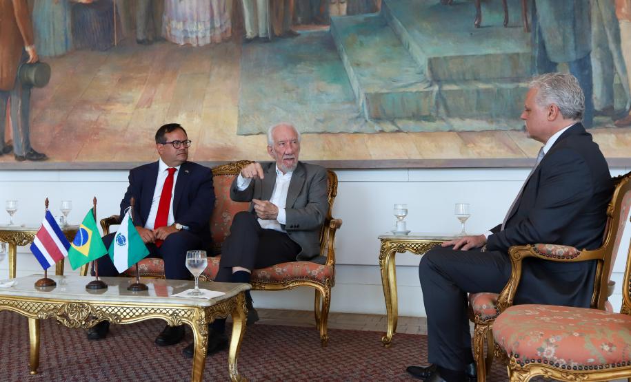 Notícia - Piana apresenta a embaixador da Costa Rica bons resultados na educação e no turismo