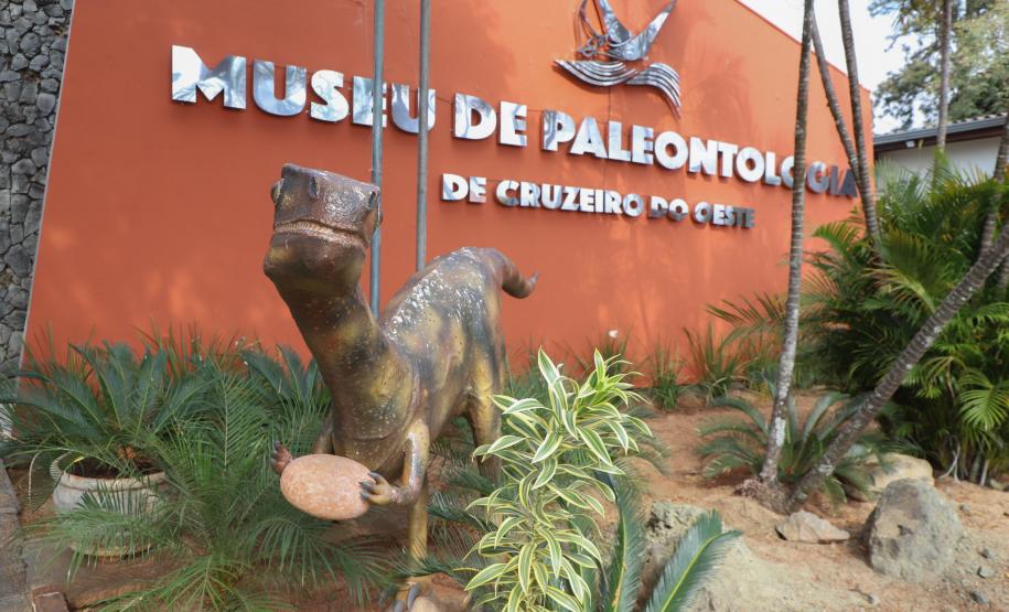 Notícia - Vale dos Dinossauros: Cruzeiro do Oeste recebe título que reforça turismo científico