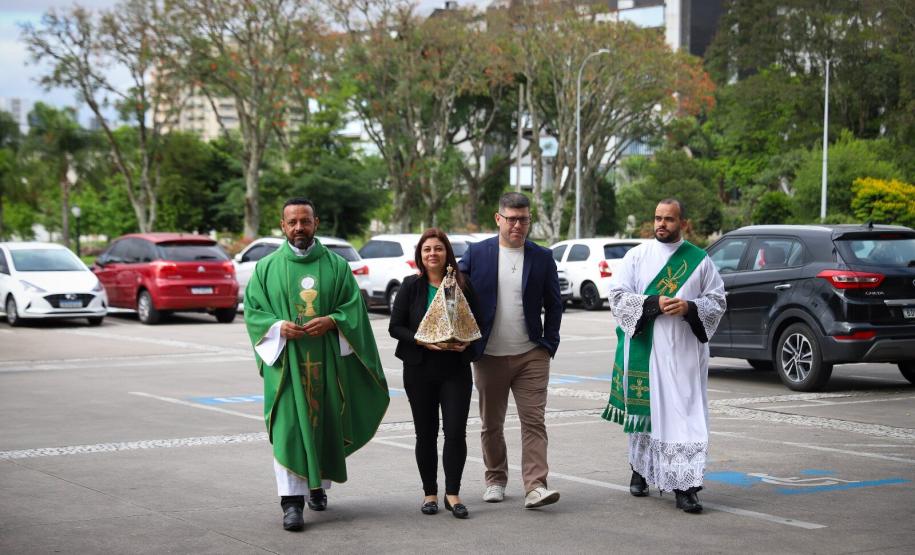 Notícia - Imagem peregrina de Nossa Senhora do Rocio visita Palácio Iguaçu e dá início às comemorações da padroeira do Paraná