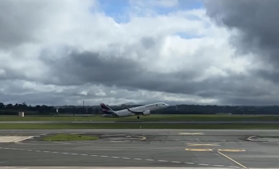 Notícia - Do Peru pra Curitiba: primeiro voo direto de Lima desembarca com 157 passageiros