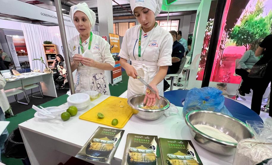 Notícia - Com recorde de participantes em estande, Paraná atrai turistas e negócios em feira no Paraguai