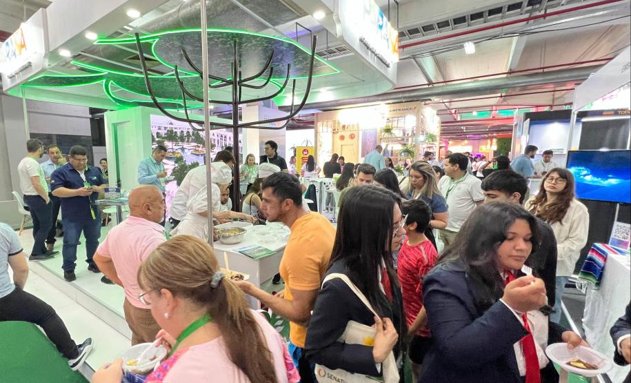 Notícia - Com recorde de participantes em estande, Paraná atrai turistas e negócios em feira no Paraguai