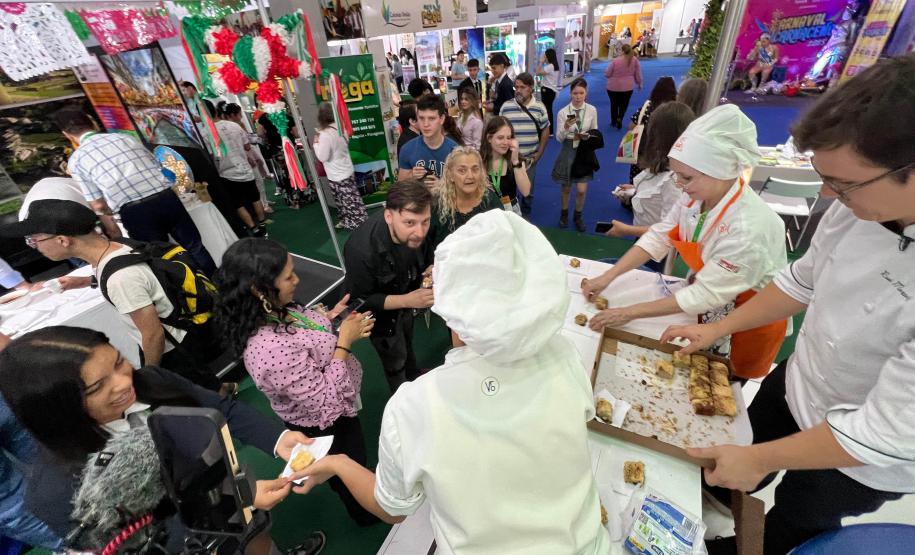 Notícia - Com recorde de participantes em estande, Paraná atrai turistas e negócios em feira no Paraguai