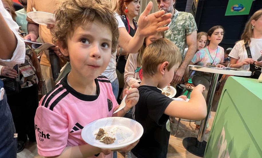 Notícia - Negócios e barreado: Paraná apresenta atrativos turísticos em feira na Argentina