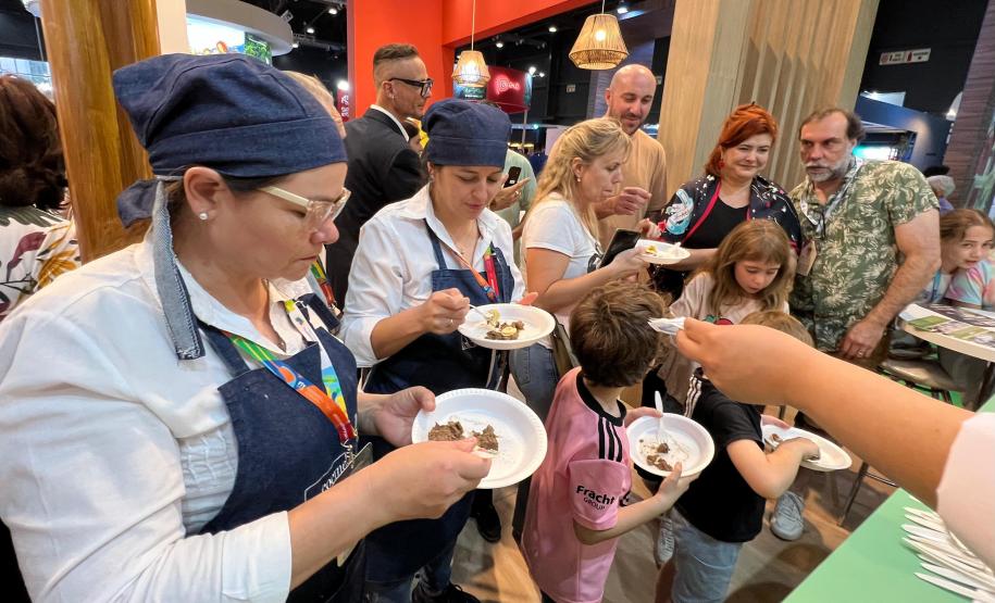 Notícia - Negócios e barreado: Paraná apresenta atrativos turísticos em feira na Argentina