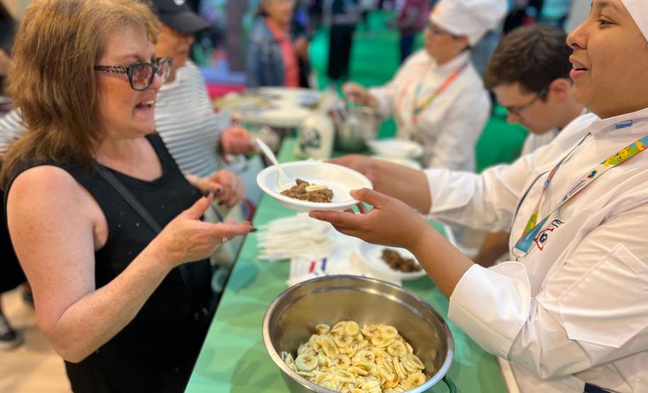 Notícia - Negócios e barreado: Paraná apresenta atrativos turísticos em feira na Argentina