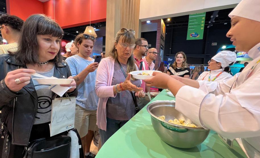 Saldo de mulheres empregadas no setor do turismo cresce 8,6% no Paraná