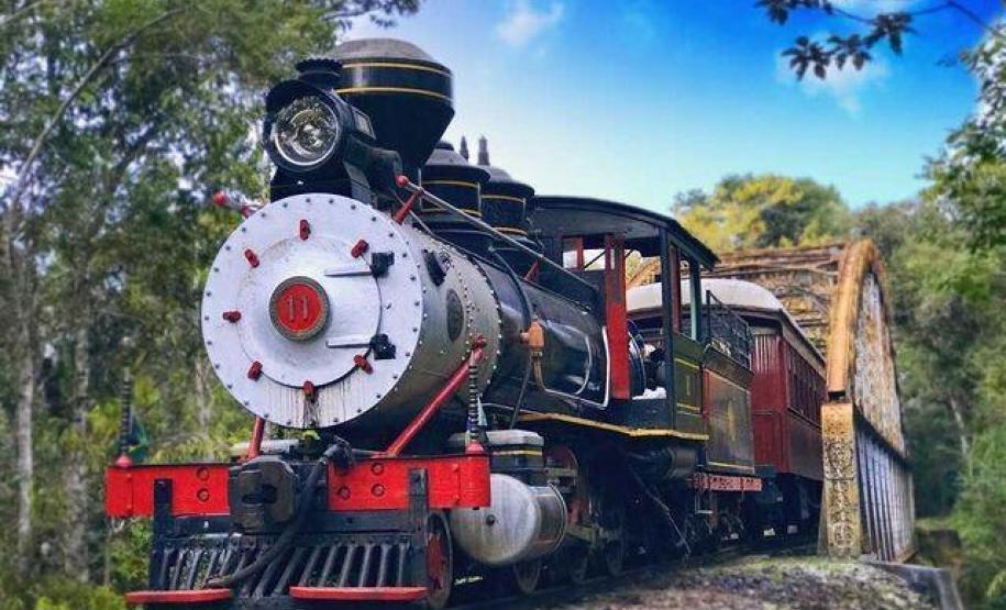 Notícia - Gastronomia típica, música e cultura: passeio de trem é opção turística do verão paranaense