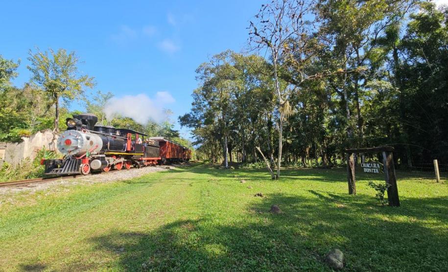 Notícia - Gastronomia típica, música e cultura: passeio de trem é opção turística do verão paranaense