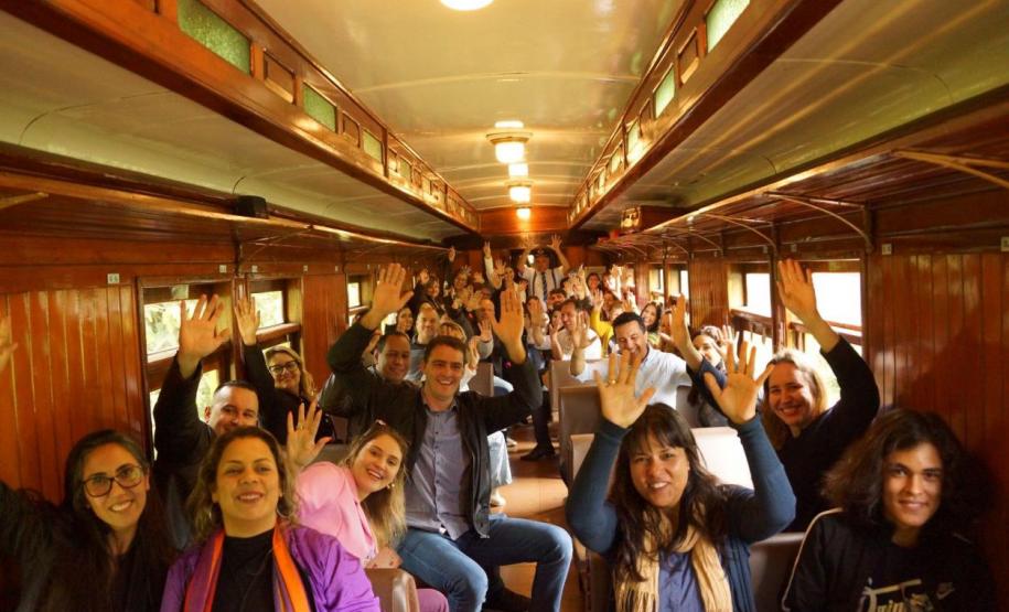 Notícia - Gastronomia típica, música e cultura: passeio de trem é opção turística do verão paranaense