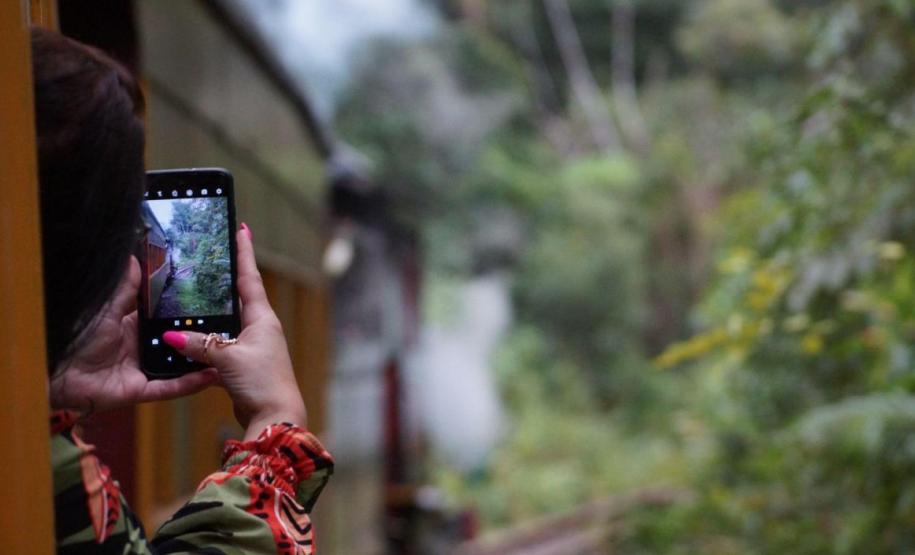 Notícia - Gastronomia típica, música e cultura: passeio de trem é opção turística do verão paranaense