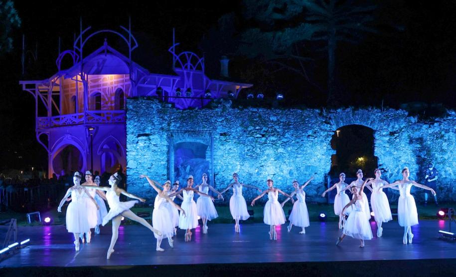 Notícia - Calendário de novembro tem shows natalinos, festas religiosas e frango na telha