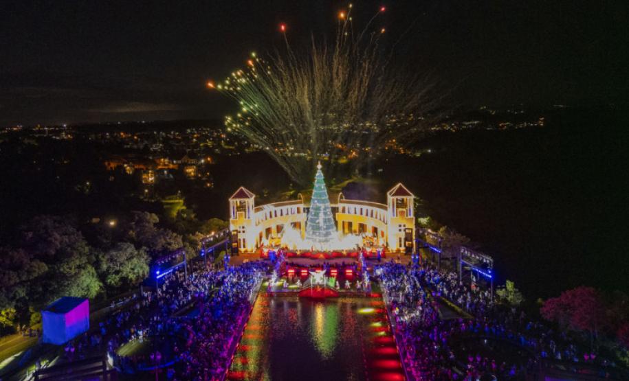 Maior Natal gratuito do Brasil estreia nesta sexta-feira e aquece turismo em Curitiba