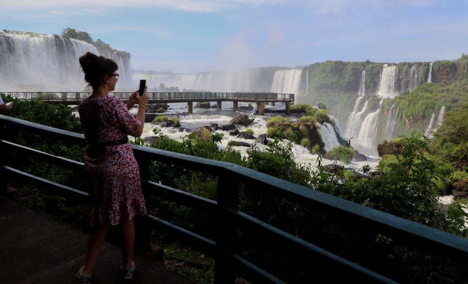 Notícia - Mais de 800 mil: Paraná é o terceiro estado que mais recebe turistas estrangeiros