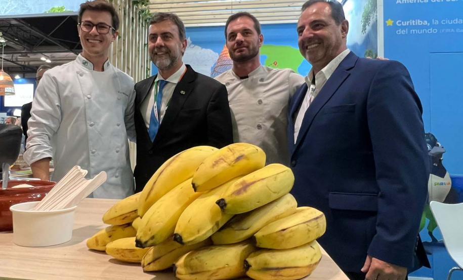 Famosos, autoridades e turistas estrangeiros provam barreado e bala de banana em feira europeia