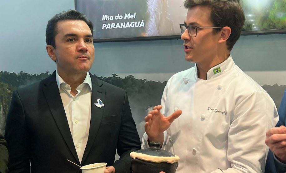 Famosos, autoridades e turistas estrangeiros provam barreado e bala de banana em feira europeia