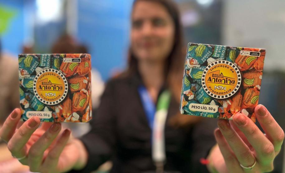 Famosos, autoridades e turistas estrangeiros provam barreado e bala de banana em feira europeia