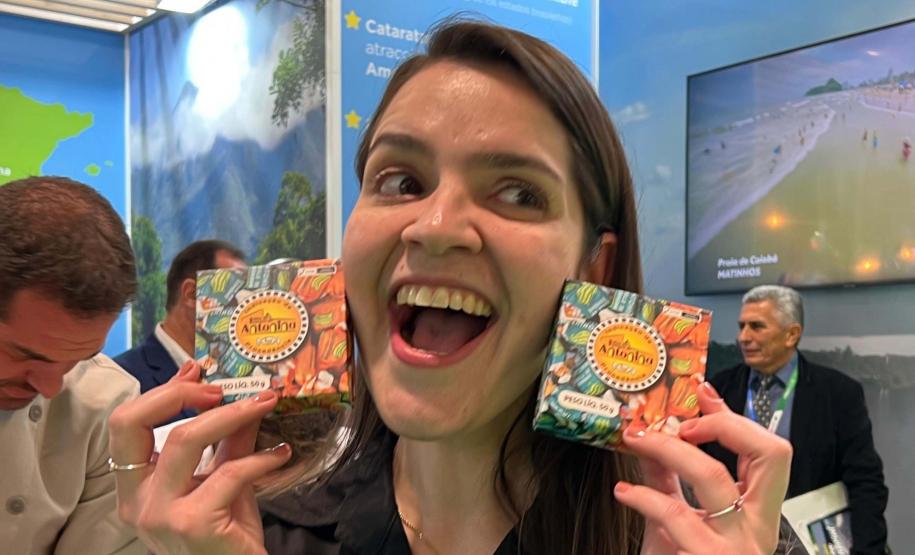 Famosos, autoridades e turistas estrangeiros provam barreado e bala de banana em feira europeia