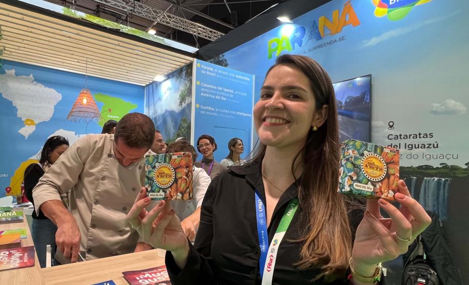 Famosos, autoridades e turistas estrangeiros provam barreado e bala de banana em feira europeia