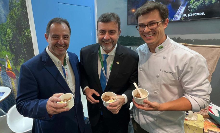 Famosos, autoridades e turistas estrangeiros provam barreado e bala de banana em feira europeia