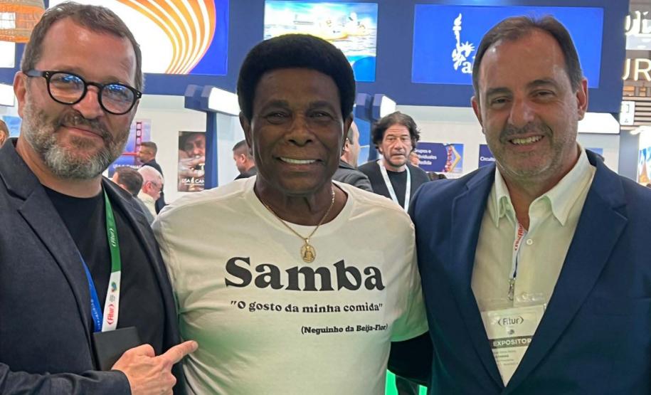 Famosos, autoridades e turistas estrangeiros provam barreado e bala de banana em feira europeia