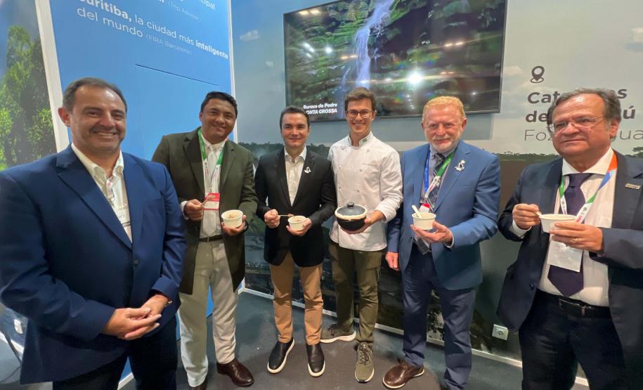 Famosos, autoridades e turistas estrangeiros provam barreado e bala de banana em feira europeia