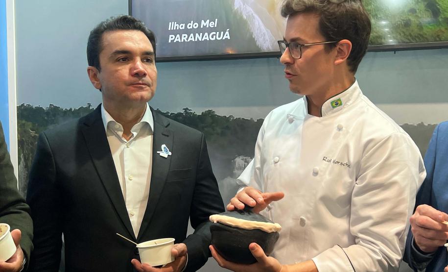 Famosos, autoridades e turistas estrangeiros provam barreado e bala de banana em feira europeia