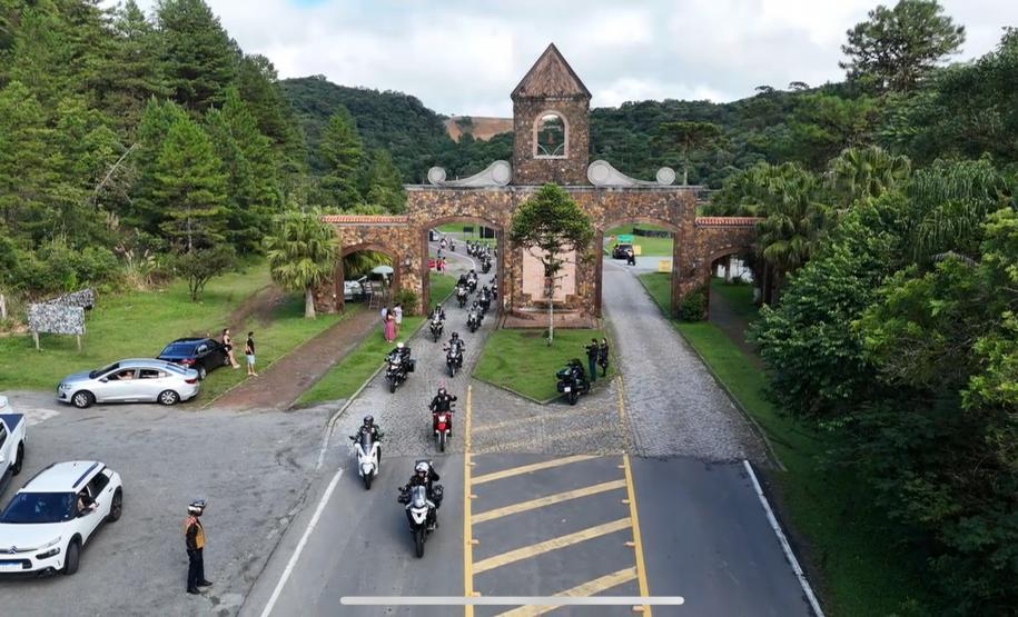 Sobre rodas: Grupo de motociclistas visita pontos turísticos estaduais e fomenta a economia do setor