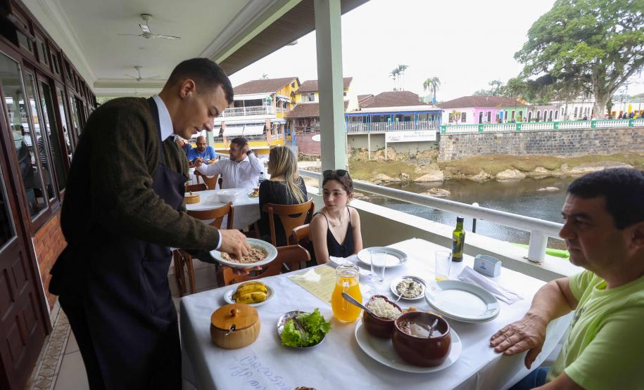 Serviços no Paraná crescem acima da média nacional e alta do turismo é o dobro do país