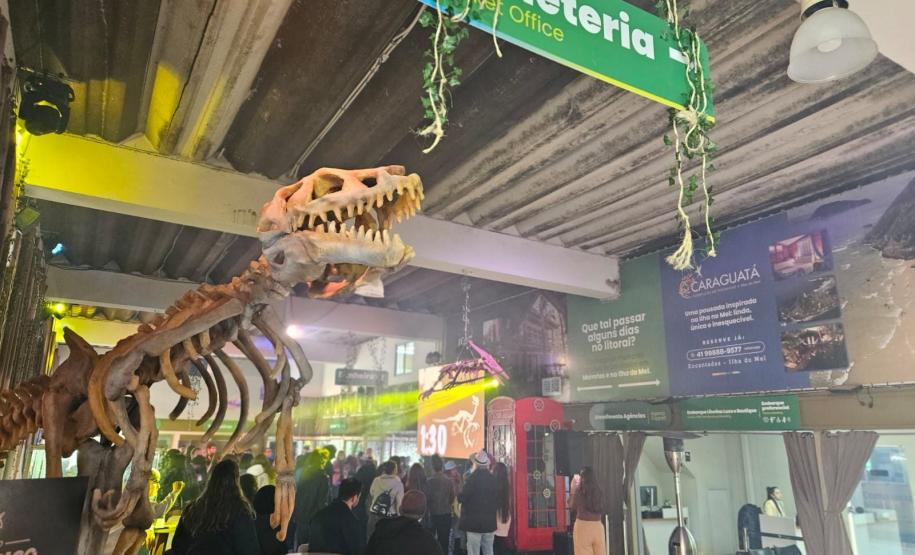 Teatro dinossauros no trem