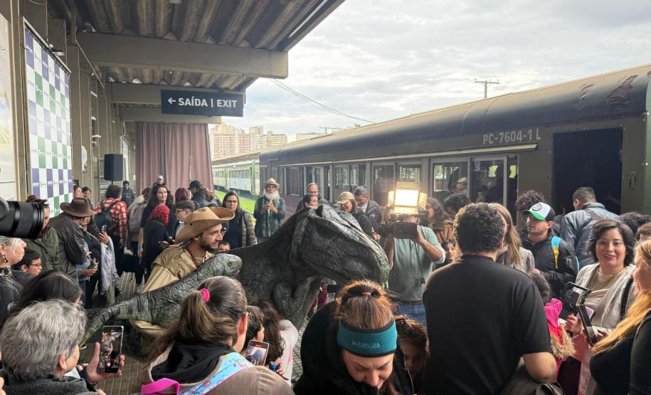Teatro dinossauros no trem