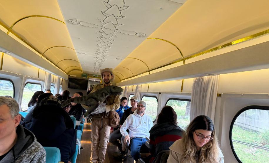 Teatro dinossauros no trem