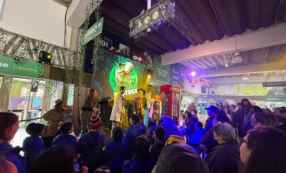 Teatro dinossauros no trem