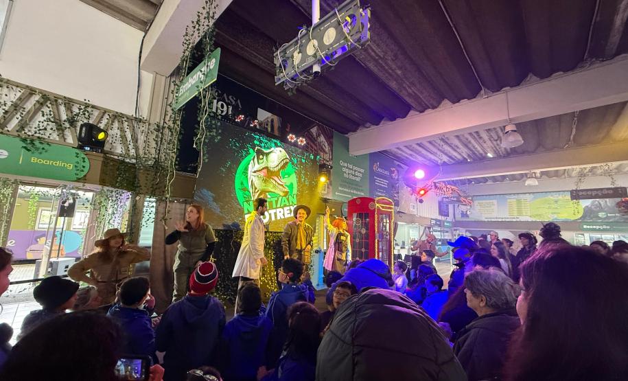 Teatro dinossauros no trem